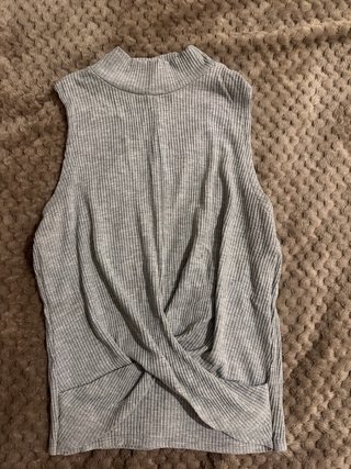 Camiseta gris sin mangas con cuello alto