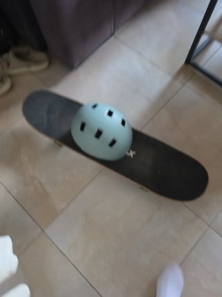 Skateboard y Casco