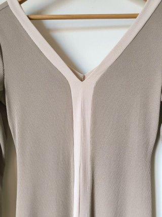 Vestido bege com decote V