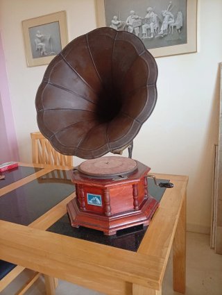 Gramófono antiguo con 48 discos