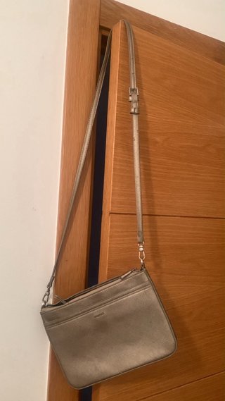 Bolso Parfois plateado pequeño