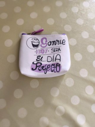 Monedero blanco con frase Sonríe