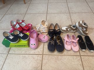 Lote de 10 pares de zapatos infantiles talla 27-28
