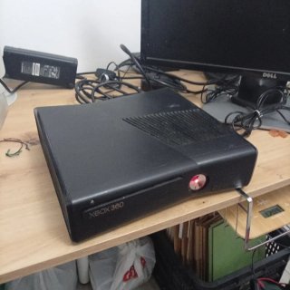 Xbox 360 Slim (Luce Rossa)