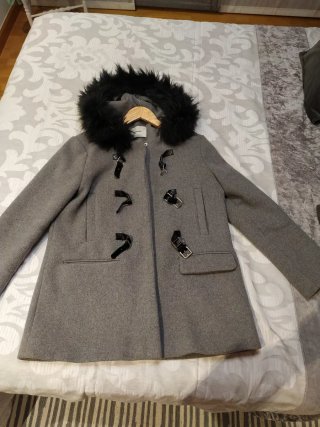 Chaquetón Stradivarius gris con capucha