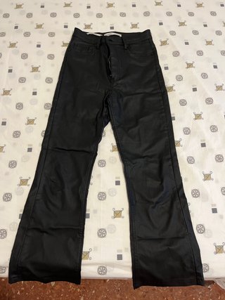 Pantalones efecto cuero negros Bershka