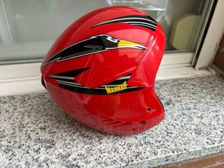 Casco de esquí rojo