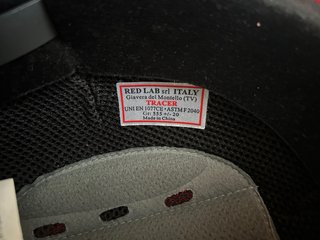 Casco de esquí rojo
