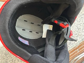 Casco de esquí rojo