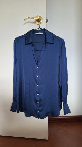 Camisa satinada azul marino Stradivarius
