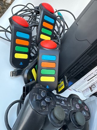 PlayStation 2 + Mandos + Micrófonos + Pulsadores