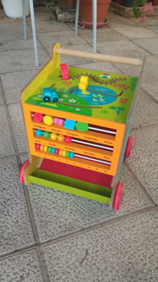 Carrito de madera para bebés con actividades.