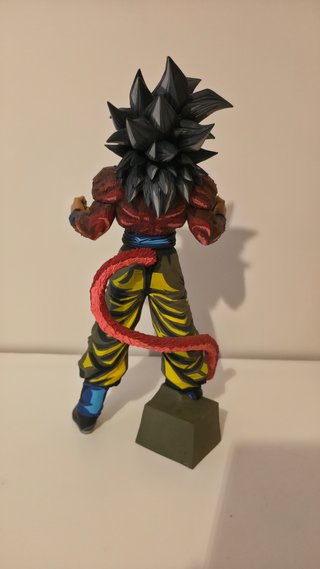 figura super saiyan 4 son goku