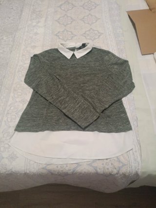 Camiseta verde con cuello blanco