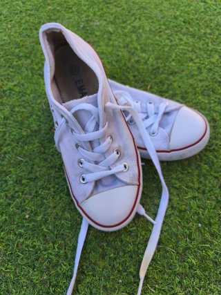 Zapatillas deportivas tipo converse blancas. T 33.