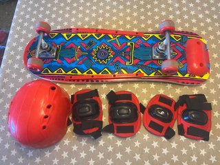 Skateboard para niño con set de protecciones