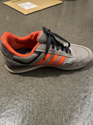 Zapatillas Adidas 10K gris y naranja talla 45 1/3