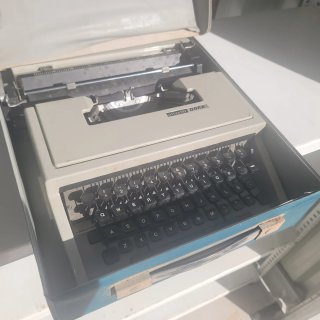 Olivetti DORA máquina de escribir portátil