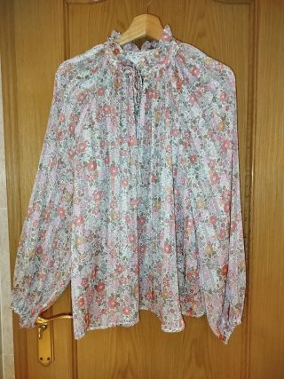 Blusa mujer floral cuello alto lazo