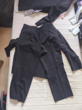 Conjunto americana y pantalón negro