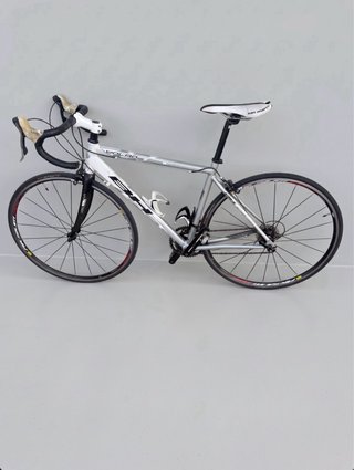Bicicleta de carretera blanca y negra