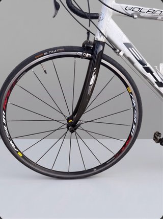 Bicicleta de carretera blanca y negra