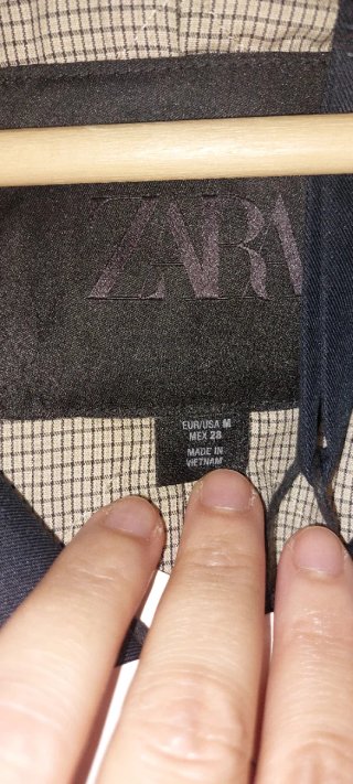 Abrigo Zara con capucha y cuello de pelo.