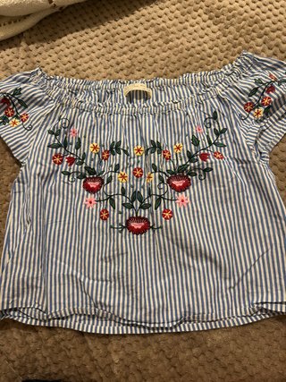 Camiseta bordada de rayas off-shoulder