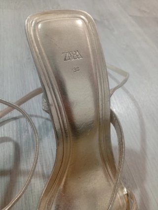 Zapatos de tacón Zara dorados talla 38