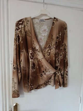 Blusa cruzada con estampado floral