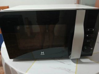 Microondas blanco y negro MARCA MANDINE con grill