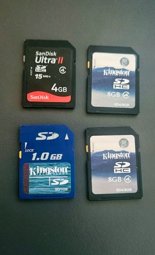 4 Tarjetas SD Kingston y Sandisk.