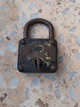 Candado antiguo con llave