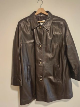 Chaqueta de piel marrón, mostaza y borgoña.