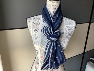 Fular azul y blanco con anclas