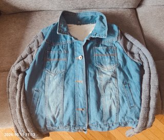 Chaqueta vaquera con mangas de punto