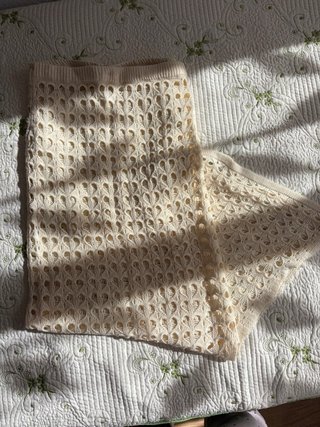 Falda larga beige de punto calado