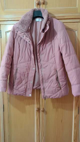Chaqueta rosa acolchada con cuello