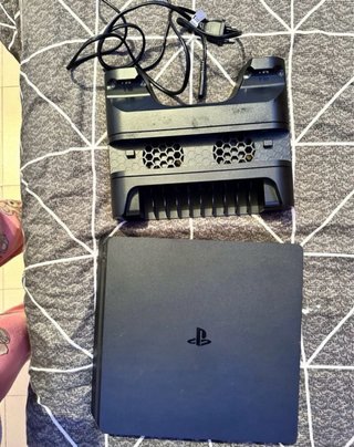 PS4 (PlayStation 4)