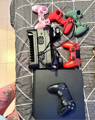 PS4 (PlayStation 4)