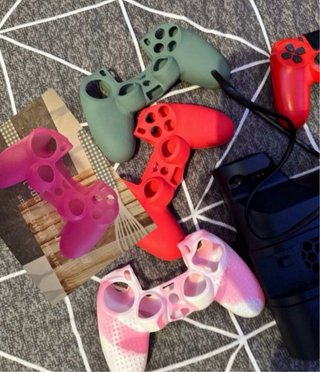 PS4 (PlayStation 4)