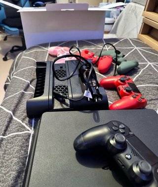 PS4 (PlayStation 4)