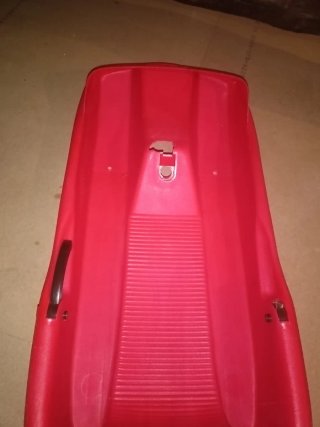 Trineo de plástico rojo