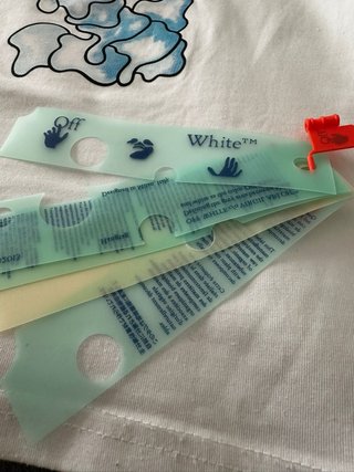 T-shirt Off-White com padrão de setas azul