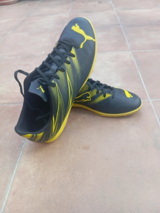 Zapatos de fútbol sala Puma negros y amarillos