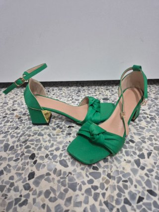 Sandalias tacón verde con lazo