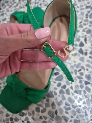 Sandalias tacón verde con lazo
