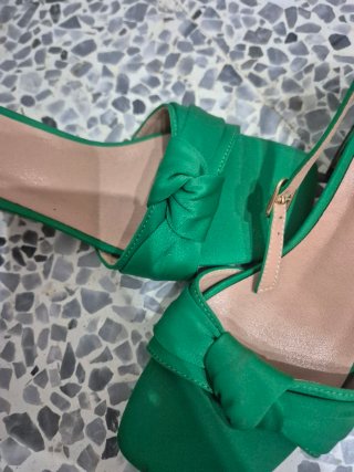 Sandalias tacón verde con lazo
