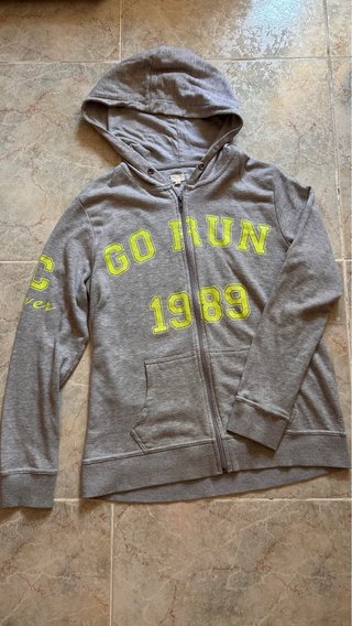 Chaqueta deportiva gris con capucha y cremallera