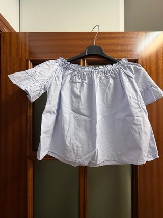 Blusa azul sin hombros
